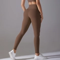 Detailaufnahme der High-Waist Yoga-Leggings mit Push-up-Naht und elastischem Stoff - S / Kastanienbraun