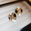 Orecchini geometrici vintage con smalto bianco e nero e metallo dorato martellato a mano - 几何三色拼色款式(35#)