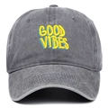 Dettaglio del ricamo 3D GOOD VIBES su cappello da baseball vintage in cotone grigio - Grigio