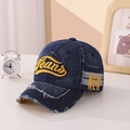 Detail van distressed denim baseballpet met geel Jeans borduursel en gerafelde rand - Kinderen 3-10 Jaar 50-54CM / Zwart Grijs Denim