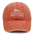 Detailopname van het witte New Mom borduursel op een gewassen oranje katoenen honkbalpet - Oranje (MOM 2025)