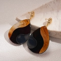 Detalle de pendientes de gota con textura de resina ámbar y acabados metálicos dorados - Perno de plata-Negro