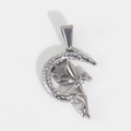 Pendentif fée sur croissant de lune en acier inoxydable argenté avec détails d'étoiles - U13-Fée de la Lune / Acier