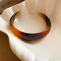 Détail d'un bracelet vintage en résine marron foncé avec texture ambre sur céramique - Style Faux Écaille de Tortue Café Foncé (16#)