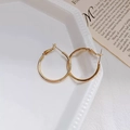 Aros dorados grandes minimalistas con acabado de metal pulido y cierre de palanca - 3cm / Dorado