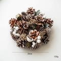 Natürlicher Kiefernzapfenkranz mit weißen Beeren und trockenen Blättern, 20 cm Durchmesser - 20cm Kiefernzapfen Kranz