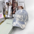 Gros plan sur une casquette de baseball en coton tie-dye bleu et blanc à visière courbée - Adulte, Réglable / Bleu