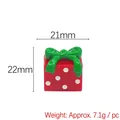 Detail van hars kerstcadeau doosje met groene strik en afmetingen van 21x22mm - Rode Cadeauverpakking Groene Strik