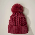 Gorro de punto trenzado rojo oscuro con pompón suave y borde de canalé para invierno - Burdeos