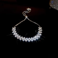 Dettaglio del bracciale argento regolabile con grappoli di strass a forma di fiore - Bracciale Geometrico Argento con Strass