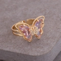 Détail macro d'une bague papillon en or 18 carats avec cristaux roses et micro-diamants - Ouvert Réglable / Violet
