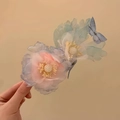 Detail der Netzblumen-Haarklammer mit Perlenmitte, Farbverlauf und Schmetterling - 7# Krokodilklemme - Rosa Violette Blume