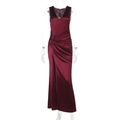 Détail du col en V et du drapé sur une robe de soirée en satin bordeaux fendue - S / Bordeaux