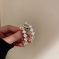 Detailansicht der goldvergoldeten C-Ohrringe mit quadratischen Zirkonia-Steinen - 925 Sterling Silver Earring Post - Quadratisch - Weiß