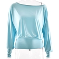 Detalle de la camiseta azul de manga larga con hombros descubiertos y ajuste entallado - S / Azul claro