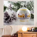 Détail de tapisserie de Noël montrant une boule à neige sur un mur en bois blanc rustique - 90x60cm / Boule de Cristal de Noël (SD303)