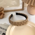 Geflochtenes hellbraunes PU-Leder-Stirnband im minimalistischen Stil auf einem Teller - Stil 2 / Beige