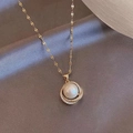 Detail einer Goldhalskette mit ineinandergreifenden Ringen, Perlenanhänger und Strass - Kleeblatt Muschelperlen Halskette / Gold
