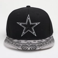 Detail van geborduurde ster en paisley-patroon op een zwarte snapback-pet met platte rand - Zwart en Grijs