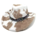Dettaglio cappello da cowboy in ecopelliccia muccata con fascia etnica e ciondoli in metallo - M (56-58cm) / Parte Superiore a Forma di Cuore Cachi