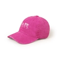 Dettaglio del berretto da baseball rosa lavato con ricamo teschio bianco e trama vintage - Regolabile / Rosa Rosso