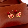 Dettaglio di orecchini a cavallo a dondolo dorati con smalto rosso e incisione cinese - Stile Cavallo a Dondolo del Successo / Oro Rosso (Perno in Argento)