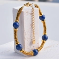 Pulsera de acero de titanio con cuentas de lapislázuli doradas y cadena ajustable - Lapislázuli/Azul