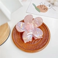 Perlmuttfarbene rosa Haarklammer aus Acetat im schimmernden Fünf-Blütenblatt-Design - Blumenstil / 6.50cm / Rosa