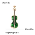 Broche violon dorée avec émail vert, taille 5,1 cm par 1,7 cm et un poids de 7,3 g - Vert