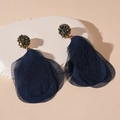 Dettaglio di perle blu scuro e nappe in pizzo su orecchini in stile bohémien - Petali in Rete Blu (Perno in Argento)