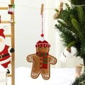 Detailansicht eines Lebkuchenmann-Anhängers aus Filz mit rotem Hut und Streifenschal - Schal Lebkuchenmann