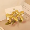 Goldene Schleifen-Ohrringe aus Edelstahl mit gerippter Textur auf einer Displaykarte - Gold Schleife Gehämmert (22)