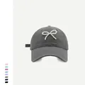 Dettaglio cappello baseball grigio scuro con decorazione a fiocco in perle bianche - M (56-58cm) / Grigio