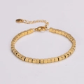 Dettaglio del bracciale dorato con perline quadrate e chiusura a moschettone regolabile - Oro