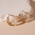 Detalle de cuentas de cristal de colores y piezas metálicas doradas en pendientes de aro - Oro Blanco (82#)
