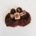 Braunes Plüsch-Haar-Accessoire mit Bärenkeks-Anhänger für 17cm Plüschpuppen - Passend für 17cm Puppe / Keksschärpe Hose / Kaffeebraun