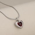 Minimalistische silberne Schlangenkette mit facettiertem rotem Kristall-Herzanhänger - Silber + Roter Zirkonia