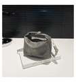 Dettaglio della borsa a tracolla in tela grigia vintage con fibbia in metallo su libro - grigio scuro