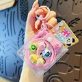 Llavero giratorio rosa transparente con mini figuras de dibujos animados coloridas - Rosa