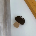 Nahaufnahme einer braunen Pilz-Haarspange aus Acetat mit weißem Kreuzmuster - Pilz Clip