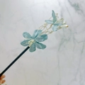 Handgefertigte hellblaue Seidenblumen-Haarnadel mit weißen Perlen für Hanfu-Gewänder - Blau