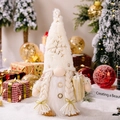 Weißer Weihnachtswichtel mit Paillettenmütze, Zöpfen und einer goldenen Geschenkbox - Leuchtende Weibliche Rudolph mit Schneeflockenmütze und Geschenkbox