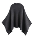 Detalle de un poncho de punto gris oscuro con cuello alto y textura minimalista - S / Gris