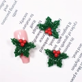 Makroaufnahme von 3D-Stechpalmen-Nagelcharms aus Harz mit roten Beeren auf Nagelspitze - #317