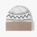 Gorro de punto de invierno en crema y beige con patrones geométricos y borde elástico - Blanco