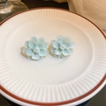 Eleganti orecchini a lobo con fiori di camelia azzurri su un piatto di ceramica bianco - Orecchini a fiore fresco blu chiaro (29# Perno in argento-Fiore verde chiaro)