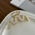 Dettaglio del fermaglio per capelli in acetato bianco perlato su base in metallo oro - Bianco Perla