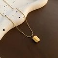 Collar de acero inoxidable dorado con colgante rectangular grabado de estilo sobrio - Placa Cuadrada de Letra (02-E10)