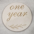 Carte étape bébé en bois gravée one year avec motif feuille sur tissu en lin beige - Un An (one year) / Pièce Unique