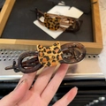 Haarklem met luipaardprint kattenontwerp van bruin acetaat met sterke metalen veer - Luipaardprint Kat Twist Clip